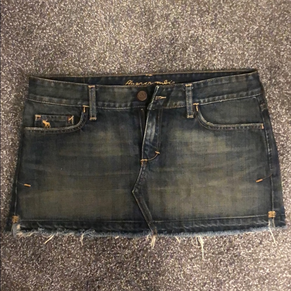 Classic denim skirt in dark wash